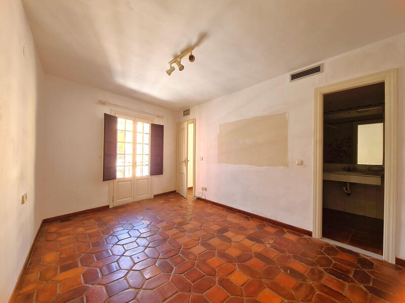 3 спальная комната городская тюрьма продается