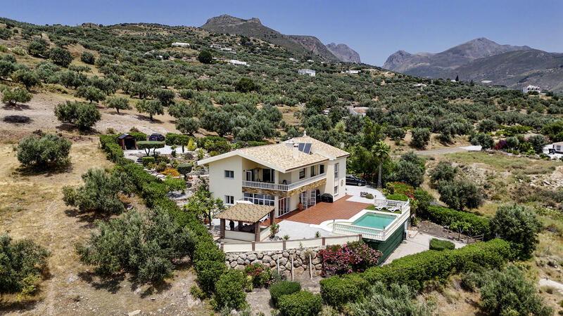 Villa en venta en Alcaucin, Málaga