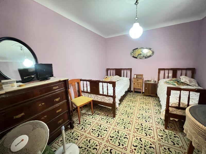 5 bedroom Townhouse for sale