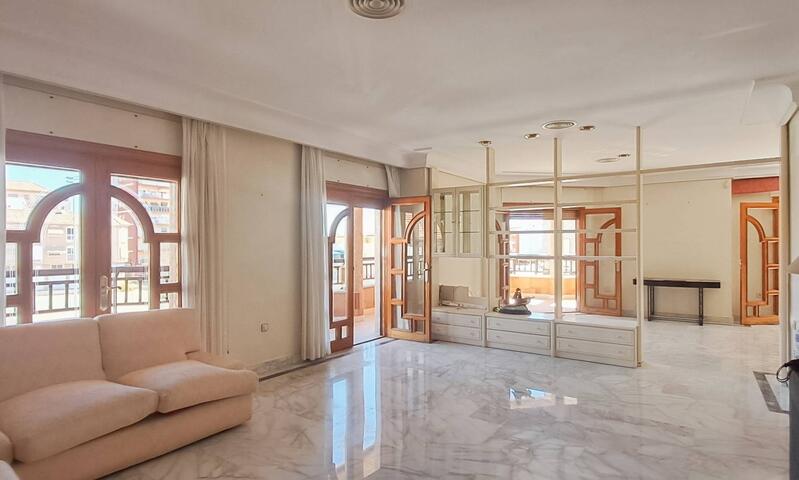 6 bedroom Apartment for sale