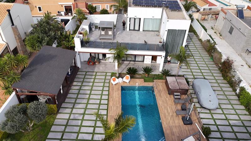 Villa til salg i Los Balcones, Alicante