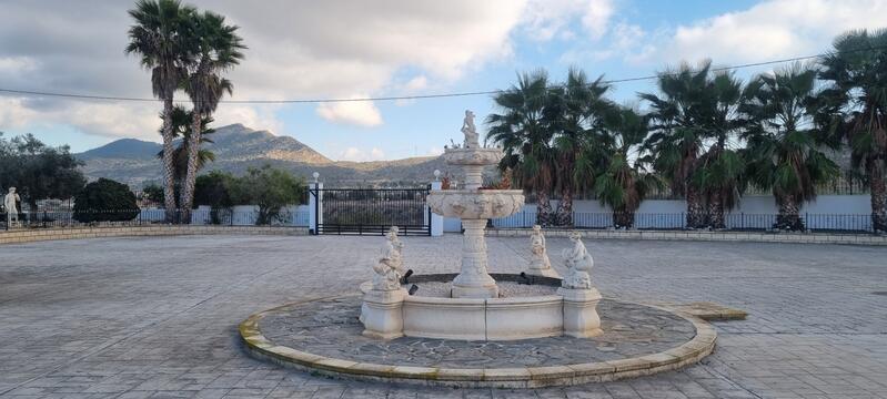 6 bedroom Villa for sale