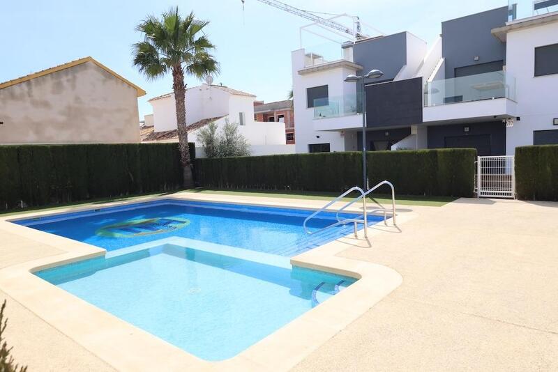 Villa en venta en Pilar de la Horadada, Alicante