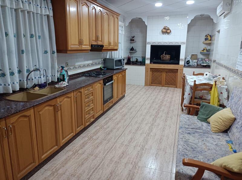 4 bedroom Townhouse for sale