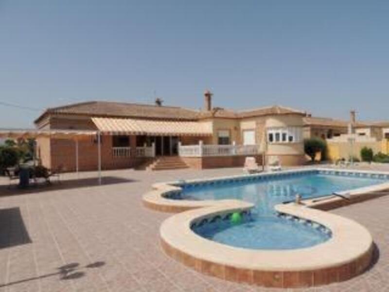 Villa en venta en Catral, Alicante