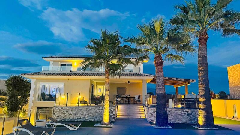 Villa for sale in l'-Playa Alfas del Pí, Alicante