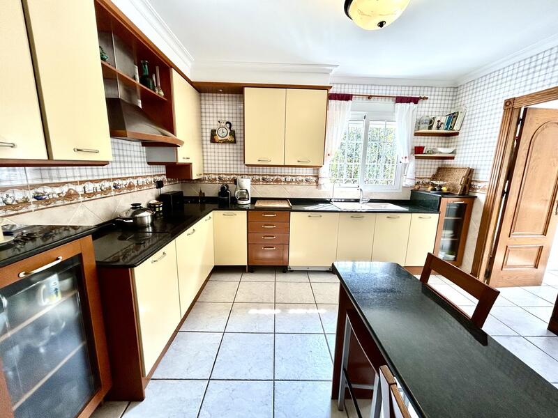 6 bedroom Villa for sale