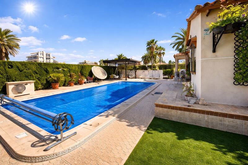 вилла продается в Cabo Roig, Alicante