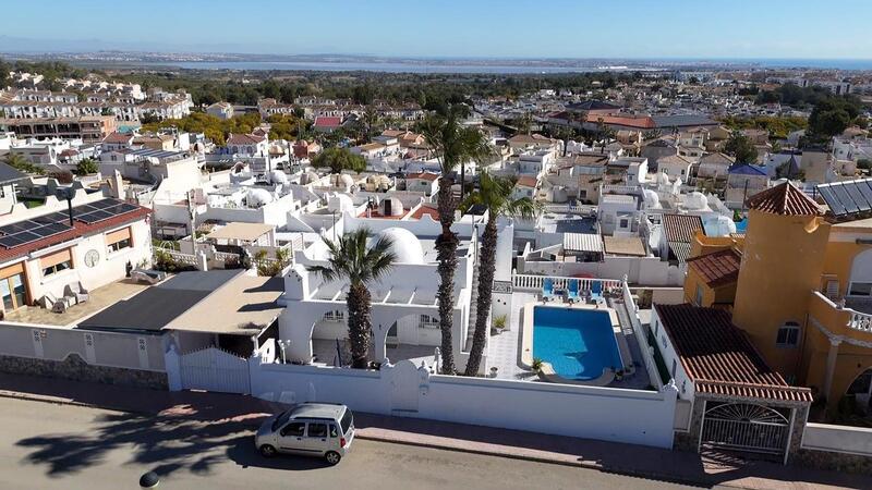 Villa en venta en Villamartin, Alicante