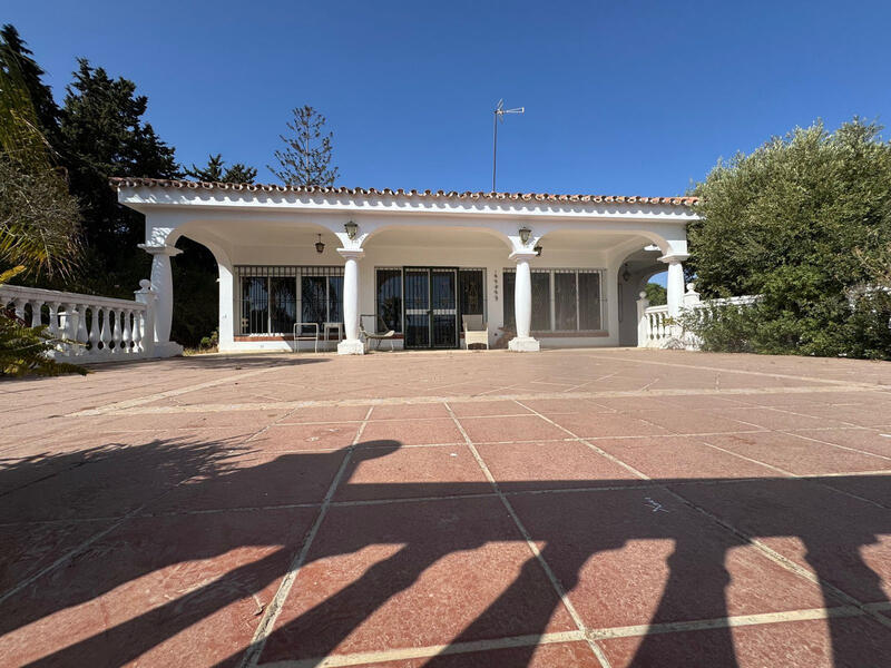 Villa for sale in New Golden Mile, Málaga