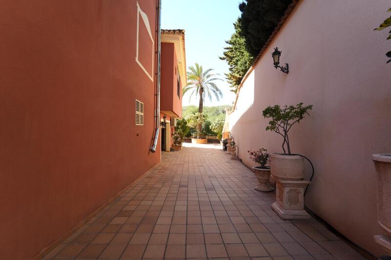 8 bedroom Villa for sale