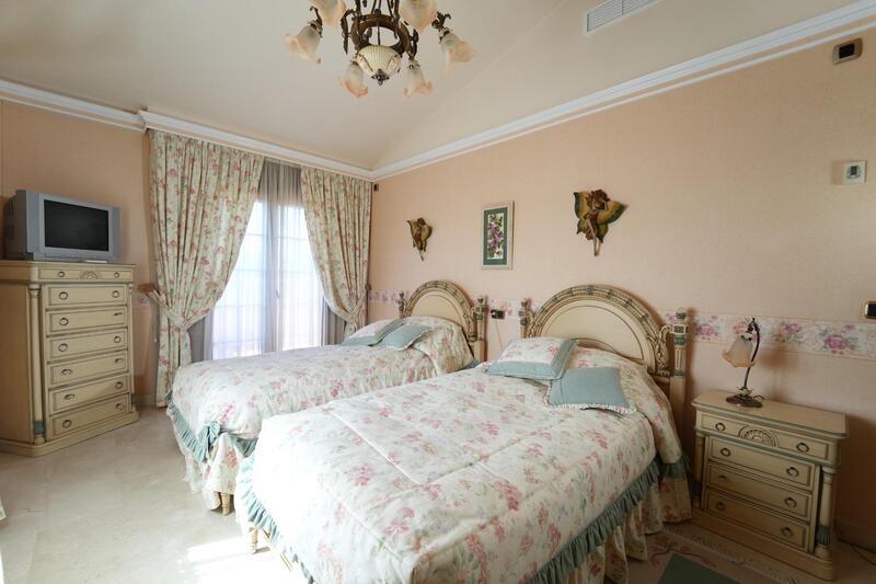 8 bedroom Villa for sale