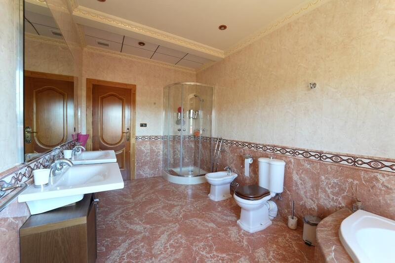 8 bedroom Villa for sale