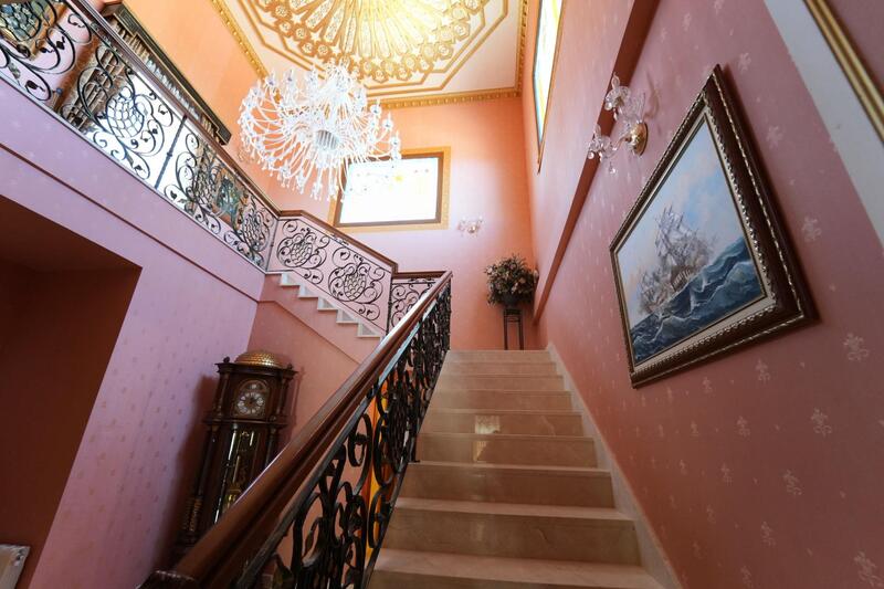 8 bedroom Villa for sale