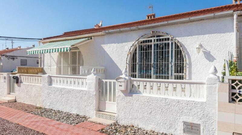 Villa en venta en Torrevieja, Alicante