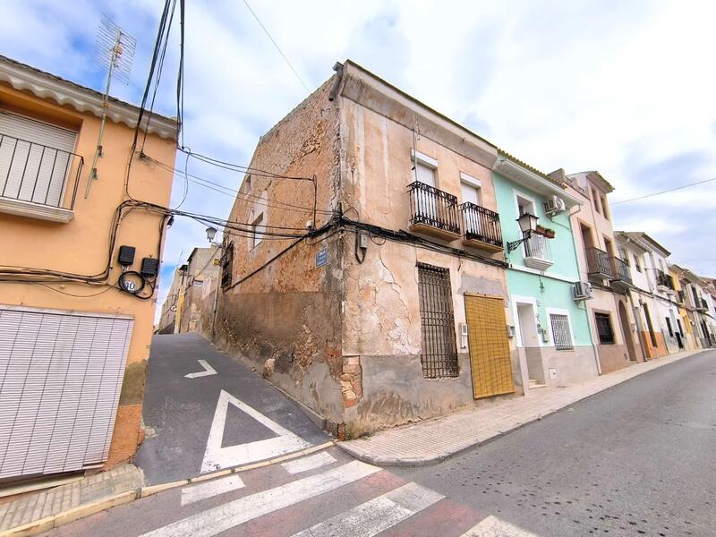 Townhouse for sale in Pinoso, Alicante