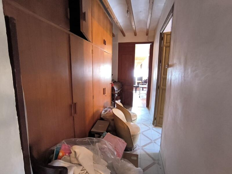 5 bedroom Townhouse for sale