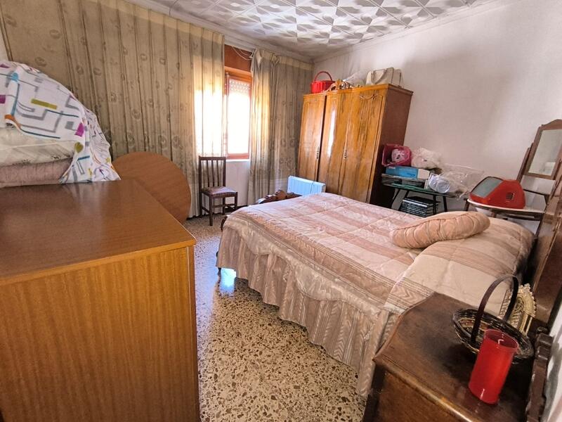 5 bedroom Townhouse for sale