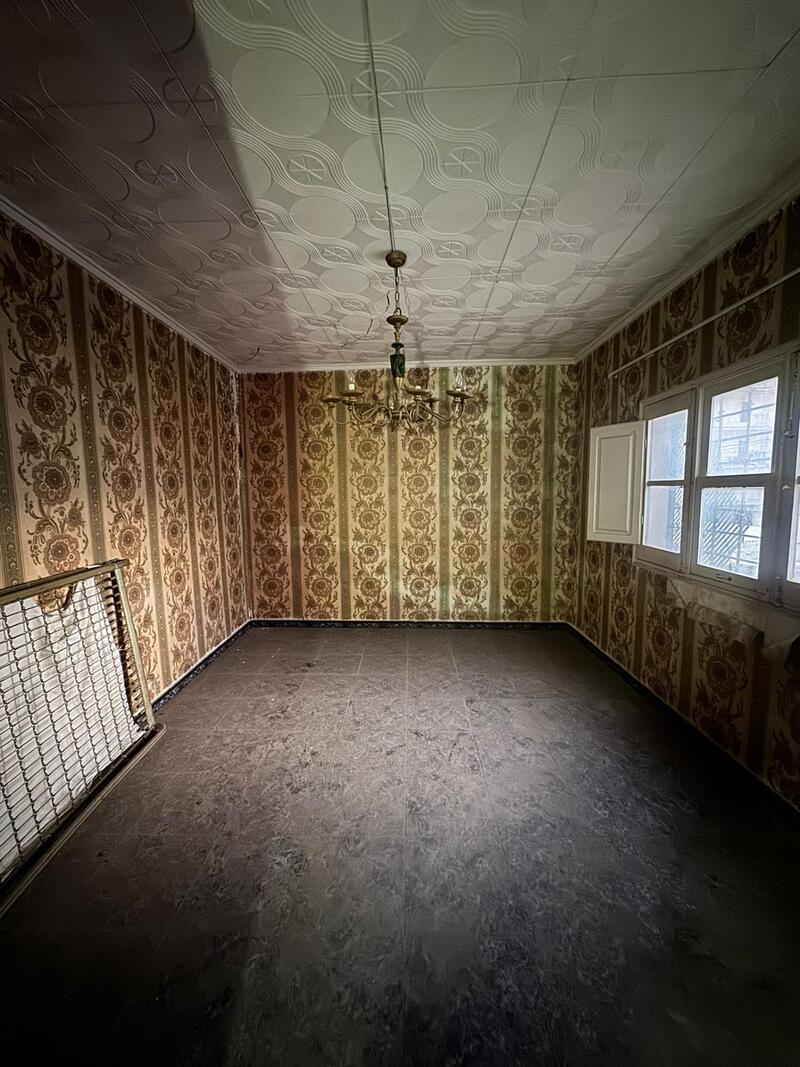 7 bedroom Townhouse for sale