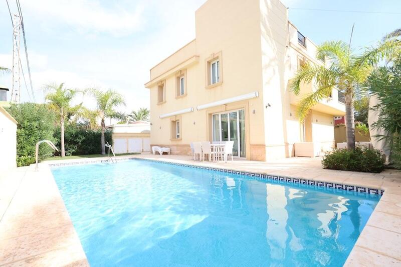 Villa til salg i Cabo Roig, Alicante