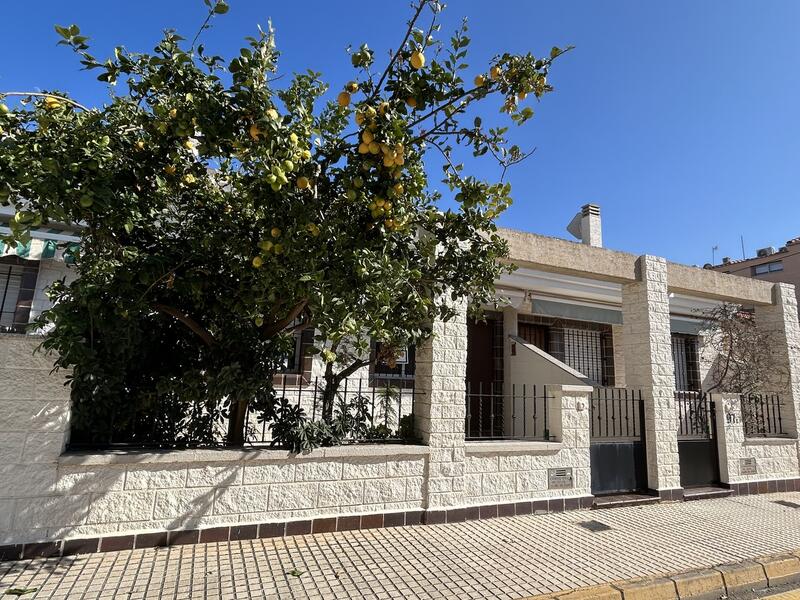 4 bedroom Townhouse for sale