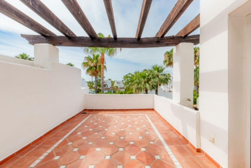 4 bedroom Townhouse for sale