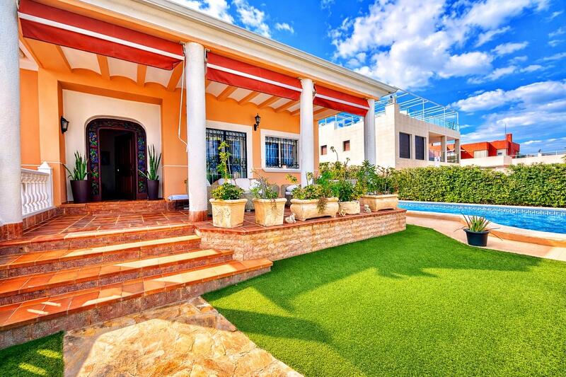 6 bedroom Villa for sale
