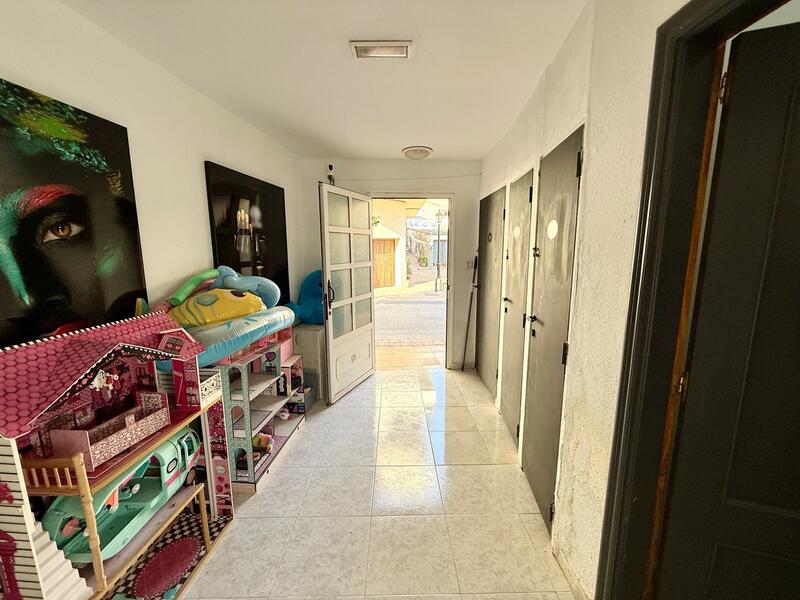 5 bedroom Apartment for sale