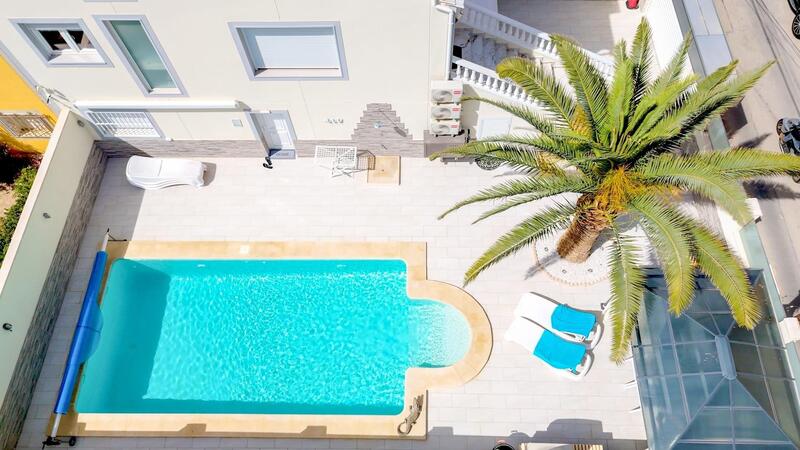 4 bedroom Townhouse for sale