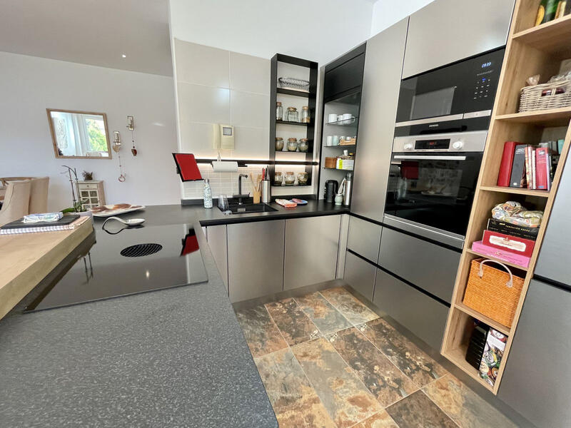 6 bedroom Townhouse for sale