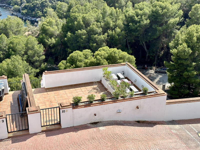 6 bedroom Townhouse for sale