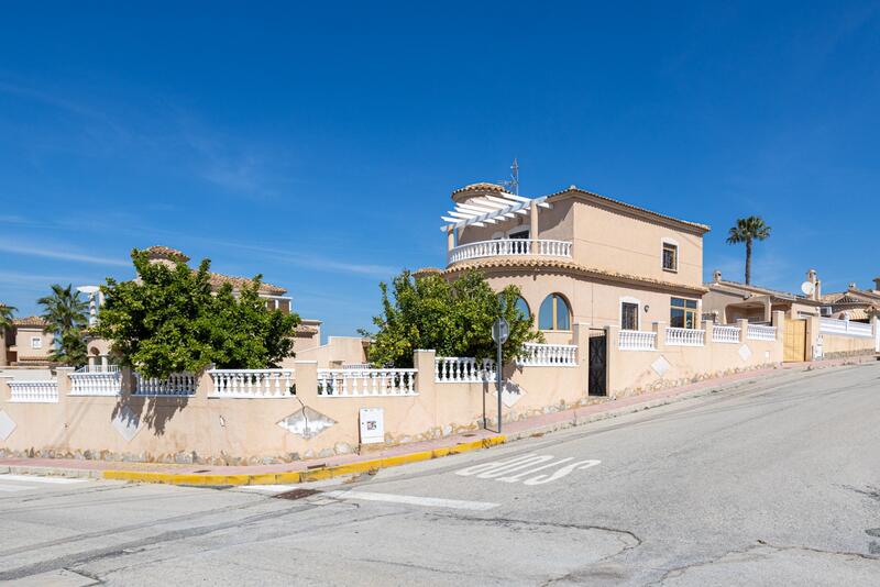 Villa for sale in Benijófar, Alicante