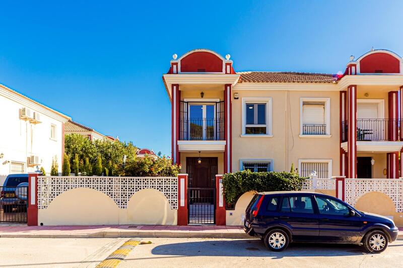 Dúplex en venta en Dehesa de Campoamor, Alicante