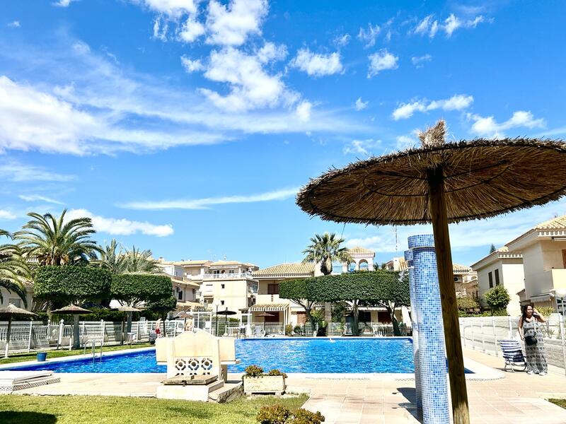 2 soverom Rekkehus til salgs i Playa Flamenca, Alicante