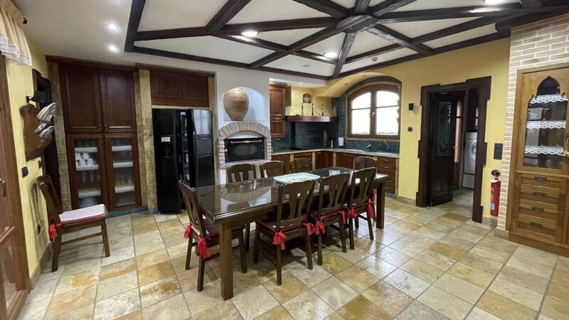 4 slaapkamer Gezinswoning Te koop