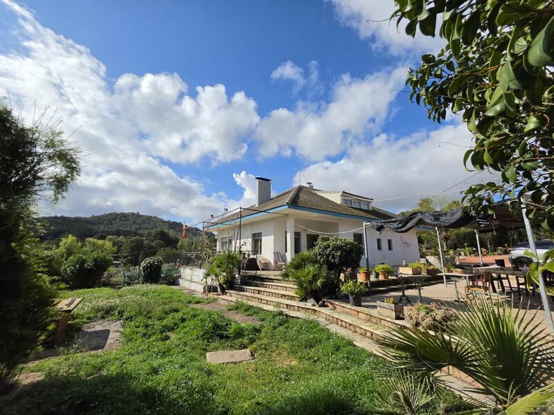 Villa en venta en Elda, Alicante