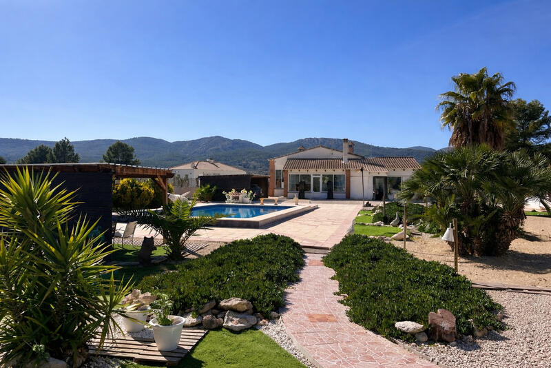 Villa en venta en Castalla, Alicante