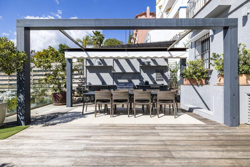 5 bedroom Townhouse for sale