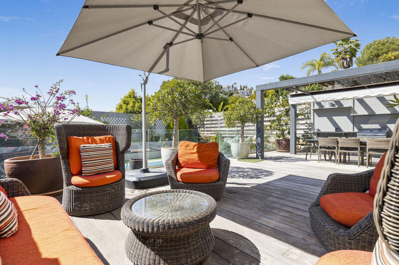 5 bedroom Townhouse for sale
