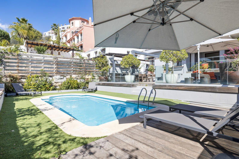5 bedroom Townhouse for sale