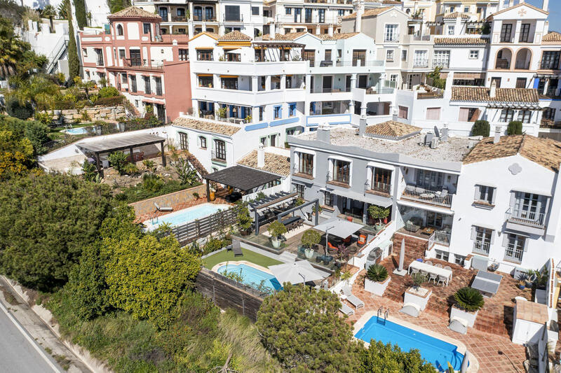 5 bedroom Townhouse for sale