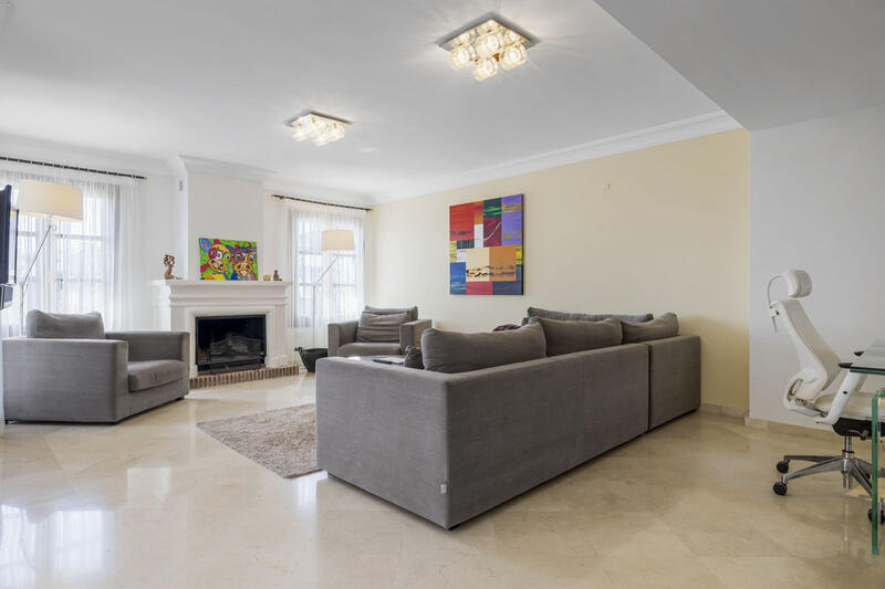 5 bedroom Townhouse for sale