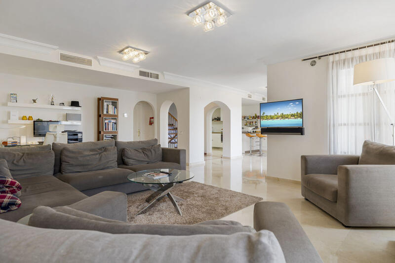 5 bedroom Townhouse for sale