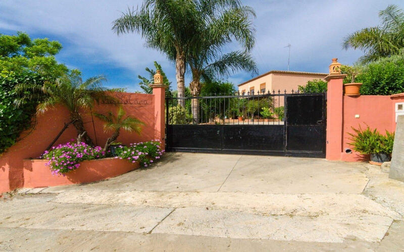 4 bedroom Country House for sale in Estepona, Málaga