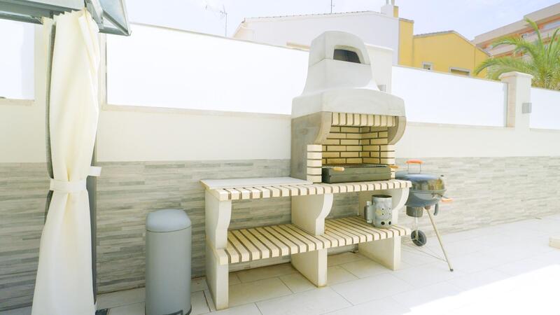 4 bedroom Townhouse for sale