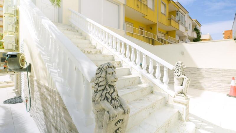 4 bedroom Townhouse for sale