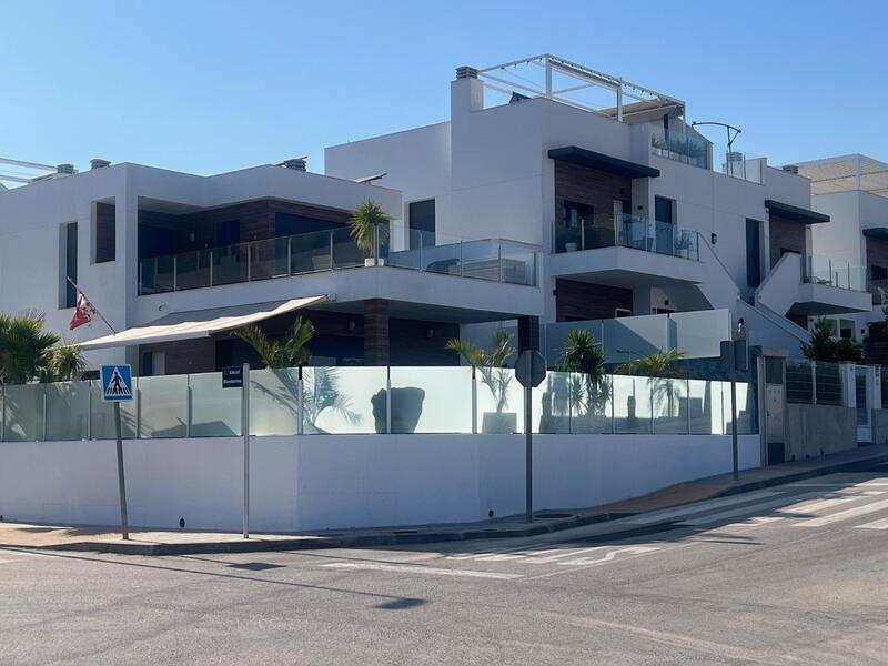 Villa til salg i Los Montesinos, Alicante