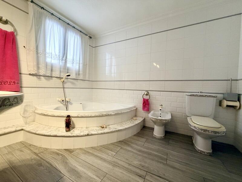 4 bedroom Townhouse for sale