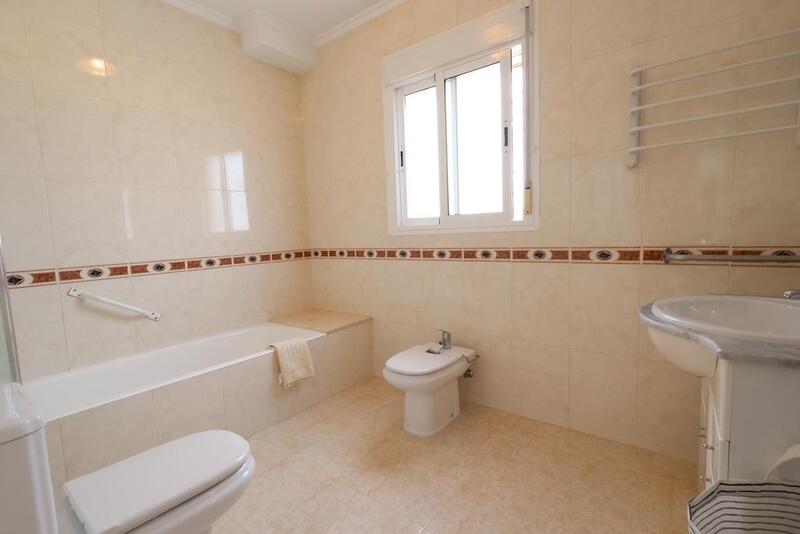 3 slaapkamer Gezinswoning Te koop 3 slaapkamer Gezinswoning Te koop