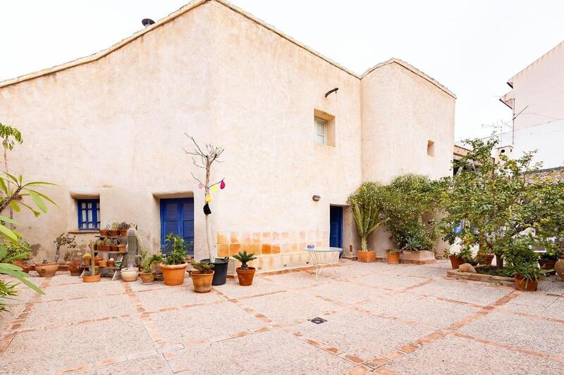 8 bedroom Townhouse for sale
